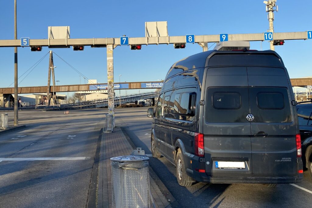een camper in de haven van puttgarden