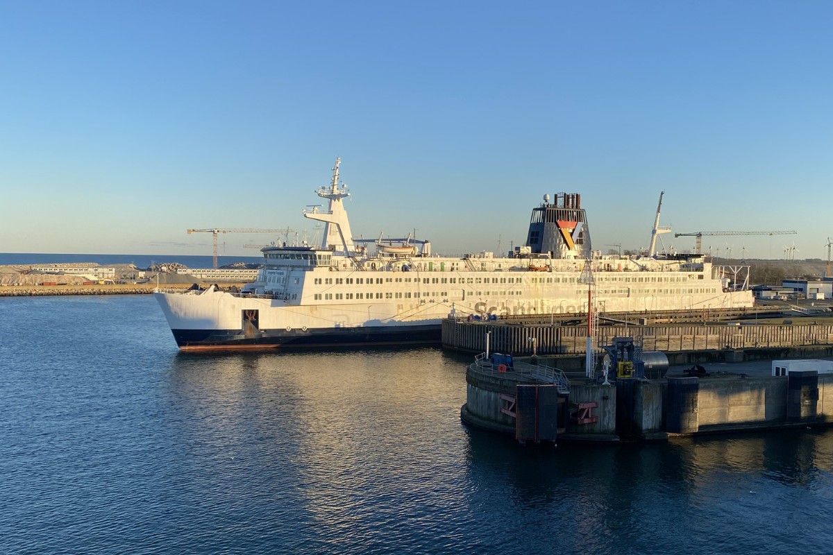 een veerboot van scandlines in de haven van puttgarden