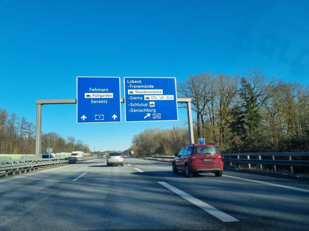 Snelwegbord op de A1 richting Fehmarn en Puttgarden
