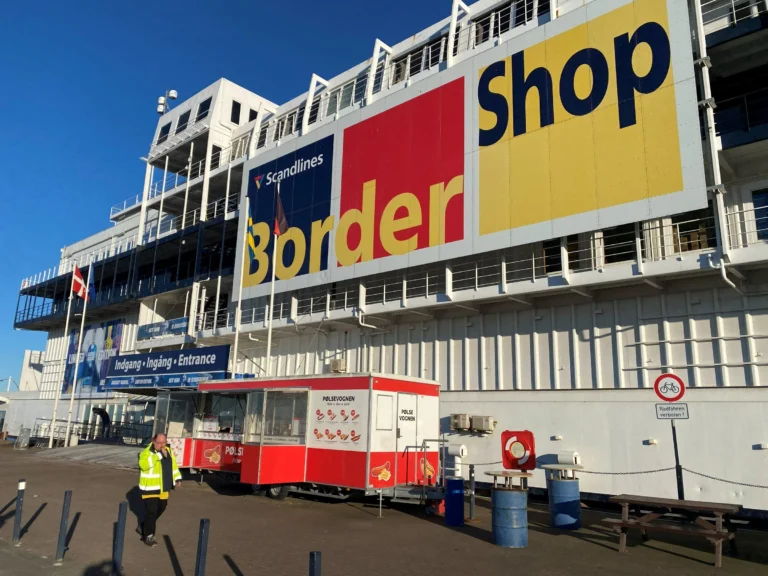 Het BorderShop-gebouw in Puttgarden met de ingang