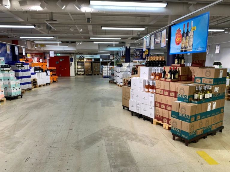 In de BorderShop: pallets met wijn en sterke drank in de hal