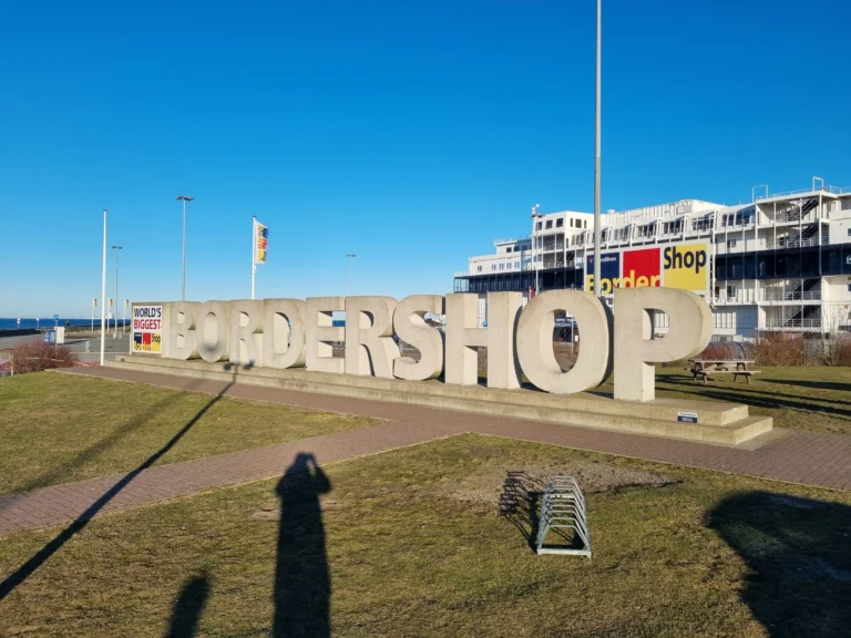 De grote BorderShop-letters, daarachter een Scandlines-ferry