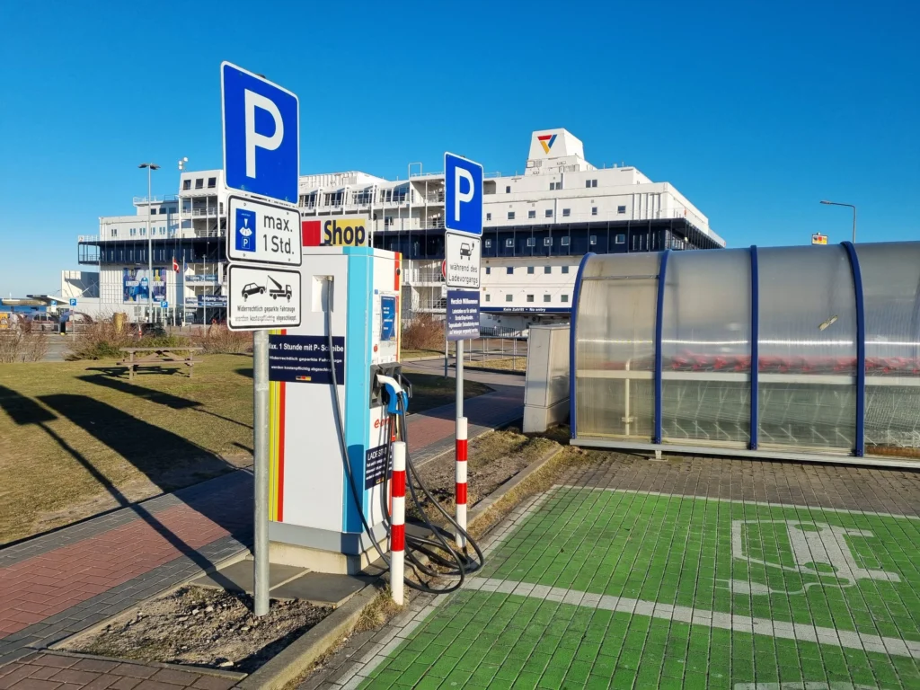 Een uur parkeren en een laadpaal voor elektrische auto's bij de BorderShop Puttgarden