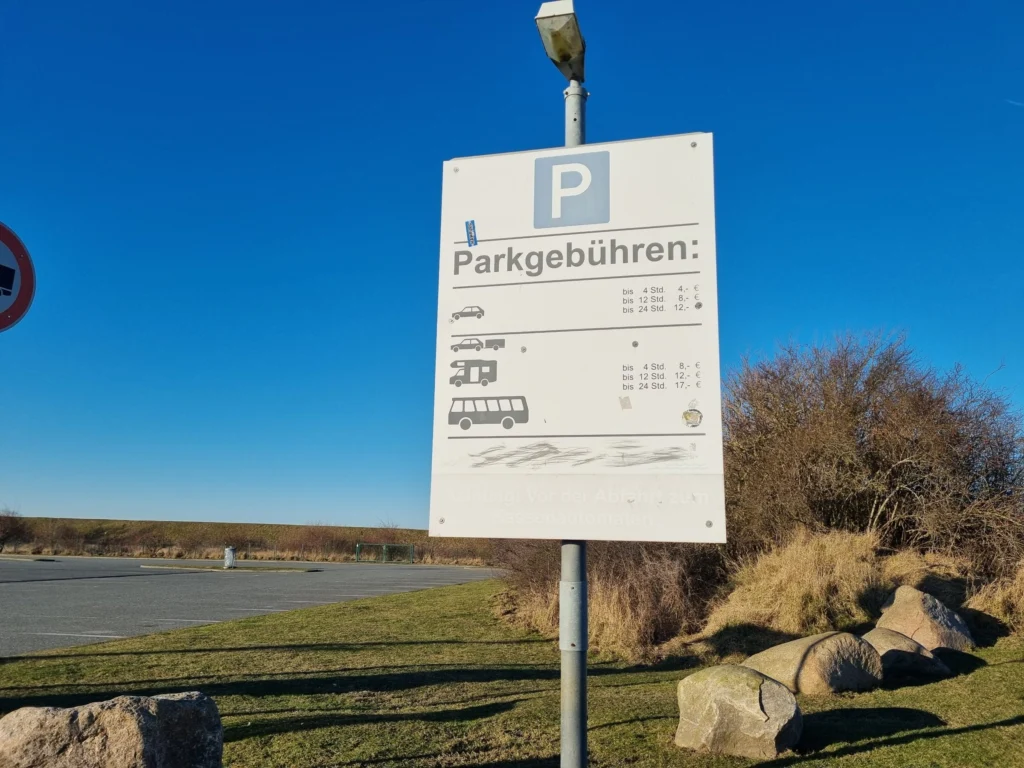 Bord met parkeertarieven bij de BorderShop in Puttgarden
