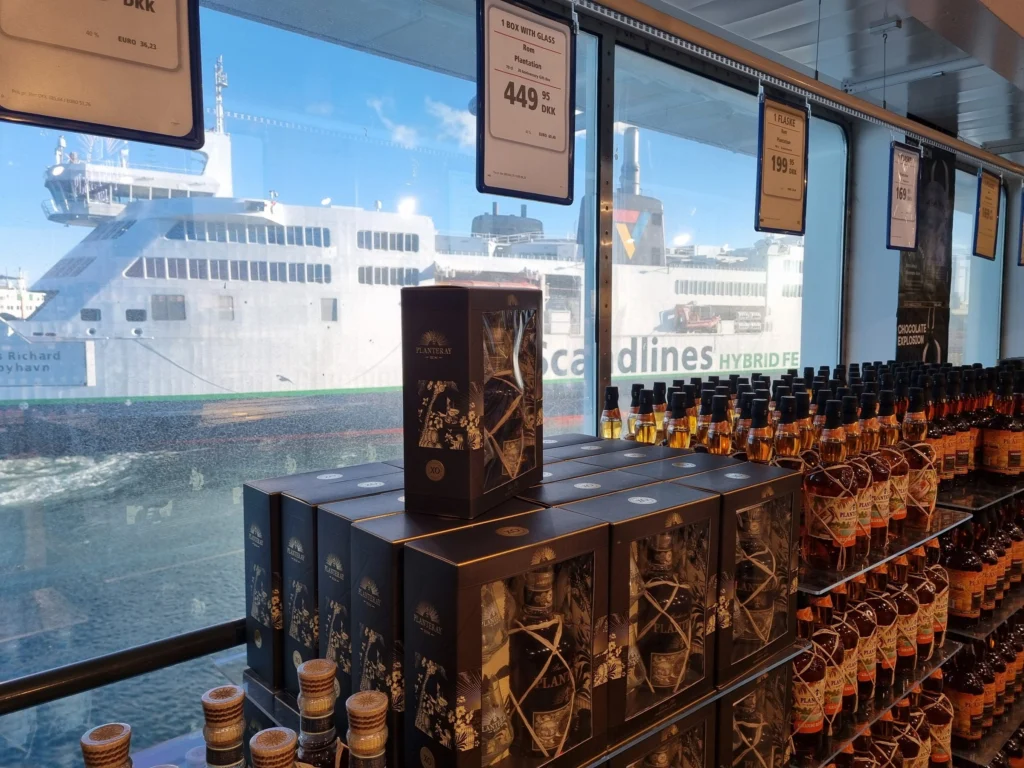 Whiskystelling in de BorderShop, buiten de aanlegplaats van de ferry