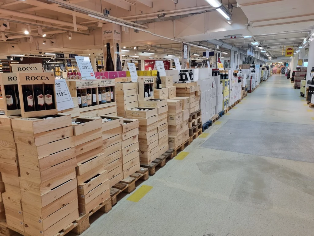 Een gangpad met wijnkisten in de BorderShop