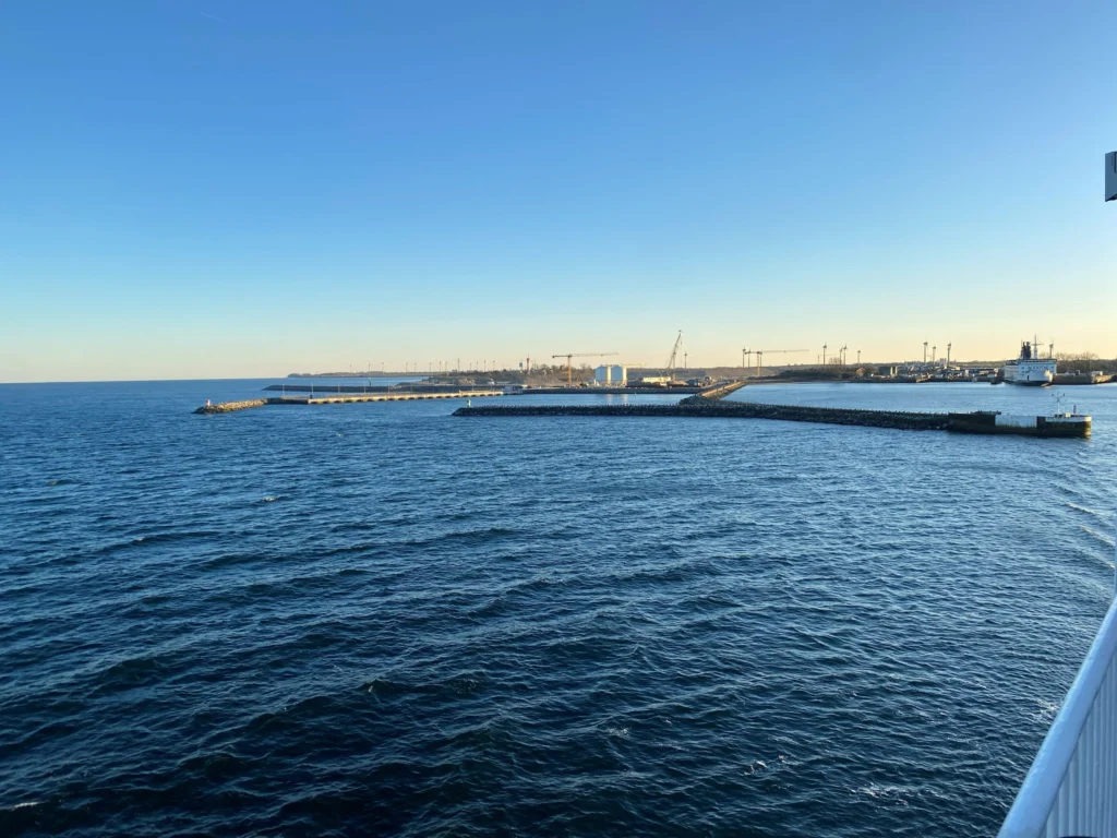 Pier en kranen aan de Fehmarnbelt, gezien vanaf de ferry