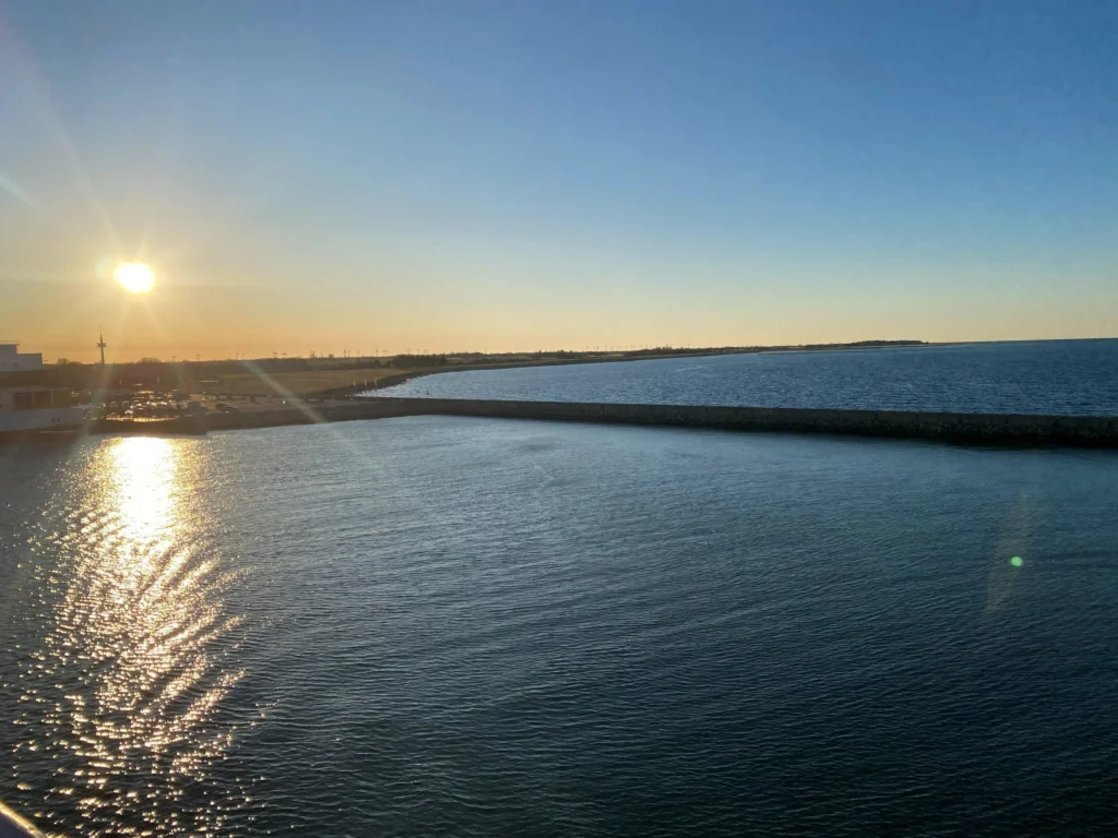 Zonsondergang boven de Fehmarnbelt, gezien vanaf het dek