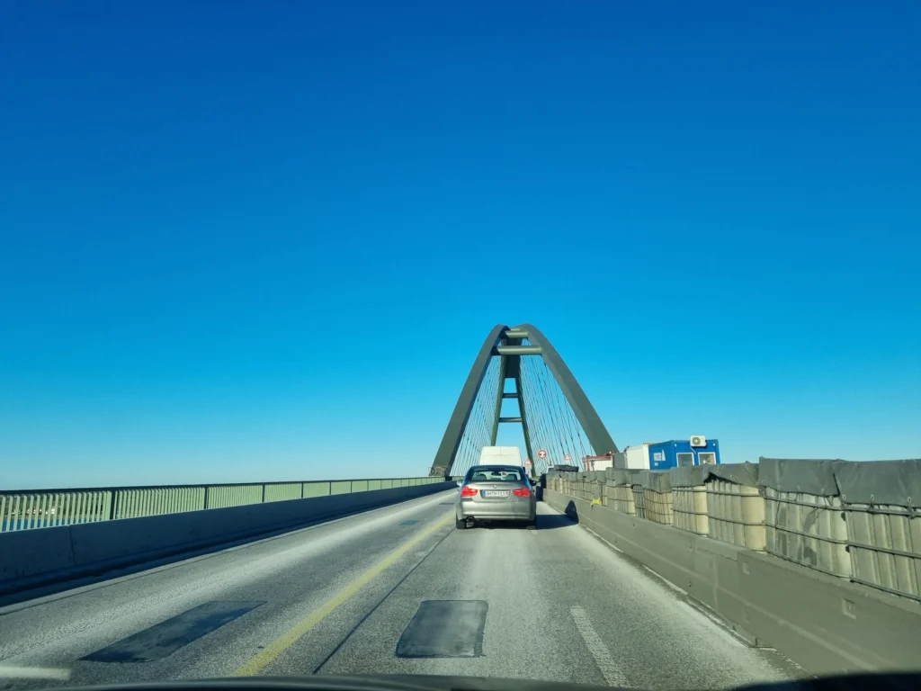 Aanrijden naar de Fehmarnsundbrug over de E47