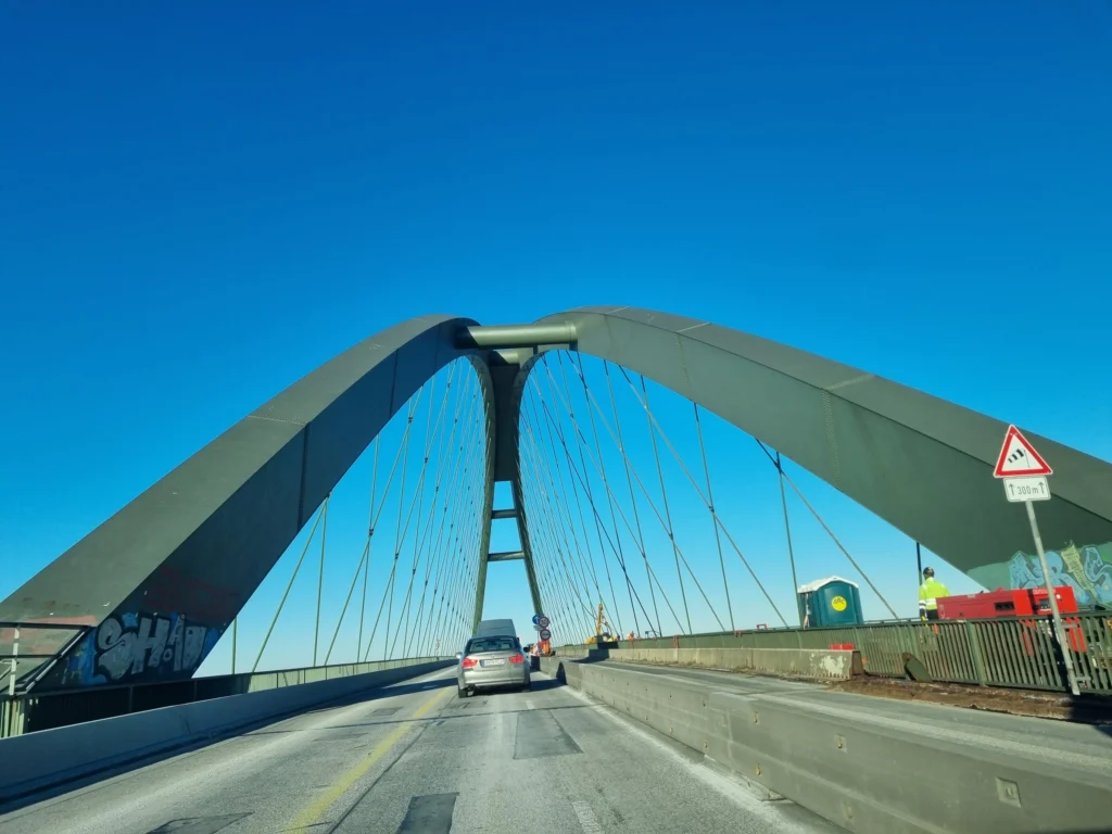Onder de stalen boog van de Fehmarnsundbrug door