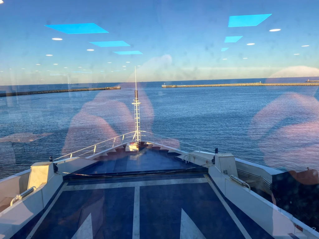 Blik over de boeg, de ferry verlaat de pieren van Puttgarden