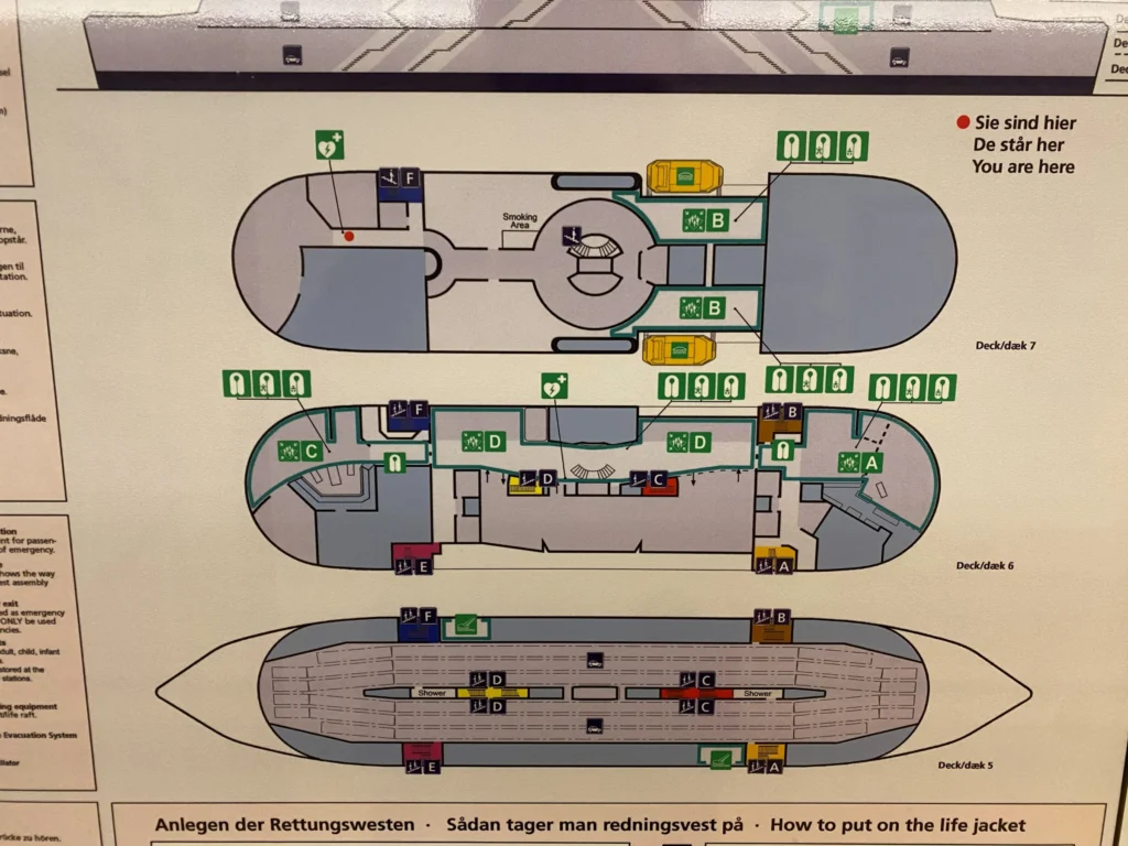 Dekplan en veiligheidsbord op de ferry
