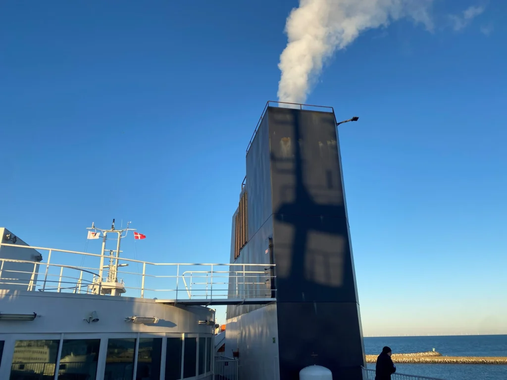 De schoorsteen van de hybride ferry, gezien vanaf het zonnedek