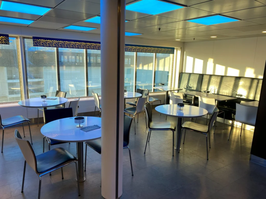 Lounge met tafels en panoramaramen op de ferry