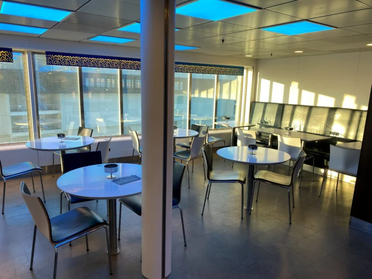 Lounge met tafels en panoramaramen op de ferry