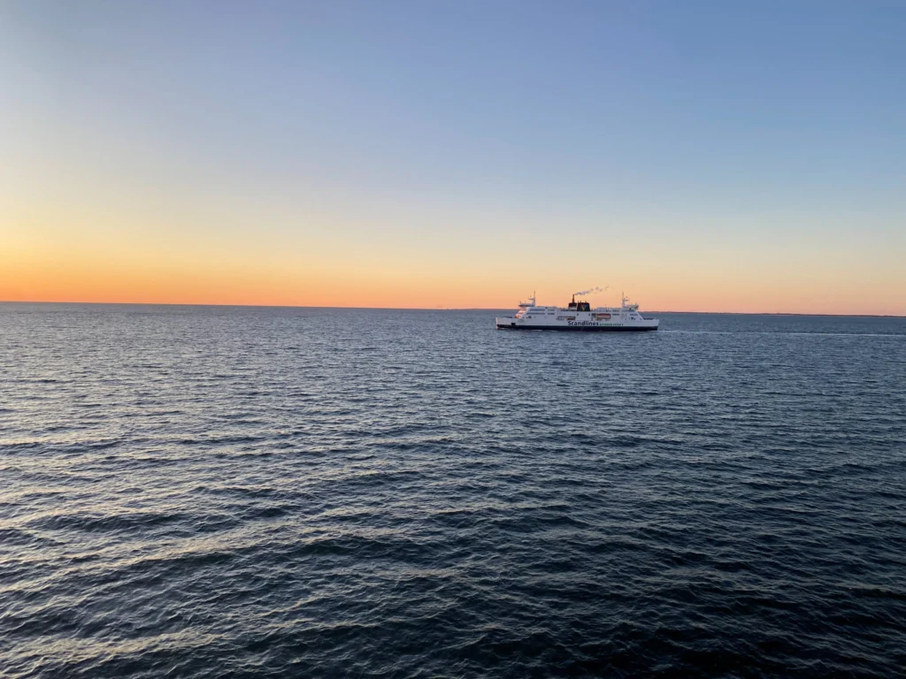 Een ferry aan de horizon van de Fehmarnbelt