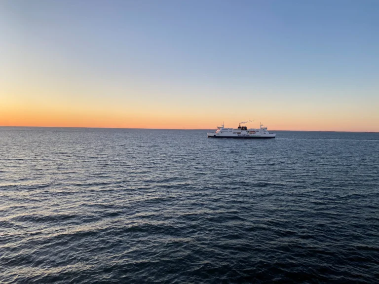 Een ferry aan de horizon van de Fehmarnbelt
