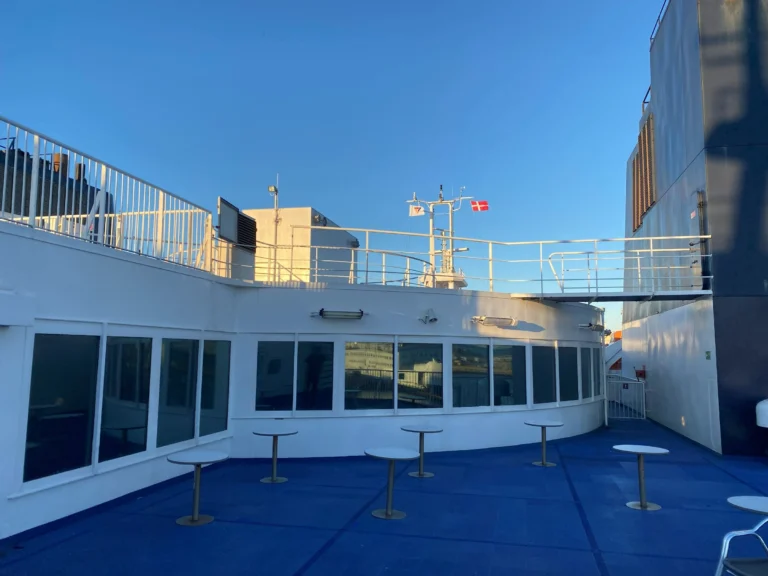 Tafels op het zonnedek en de ramen van de lounge