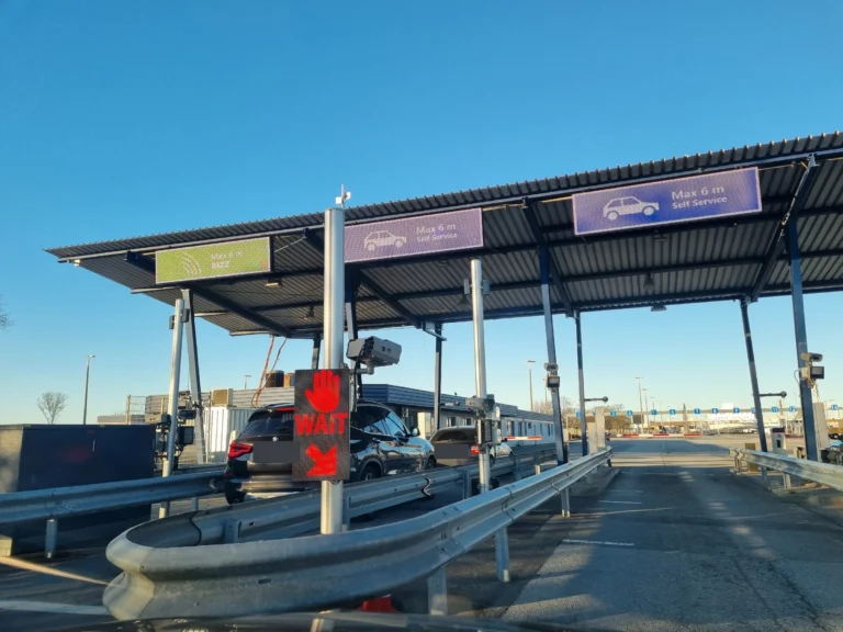 Self-service check-in in Puttgarden met het rode WAIT-bord