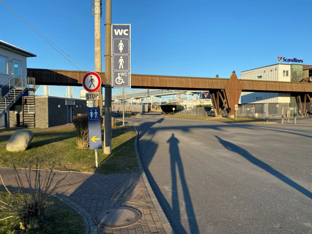 Loopbrug naar de terminal en wc-bord bij de veerhaven van Puttgarden
