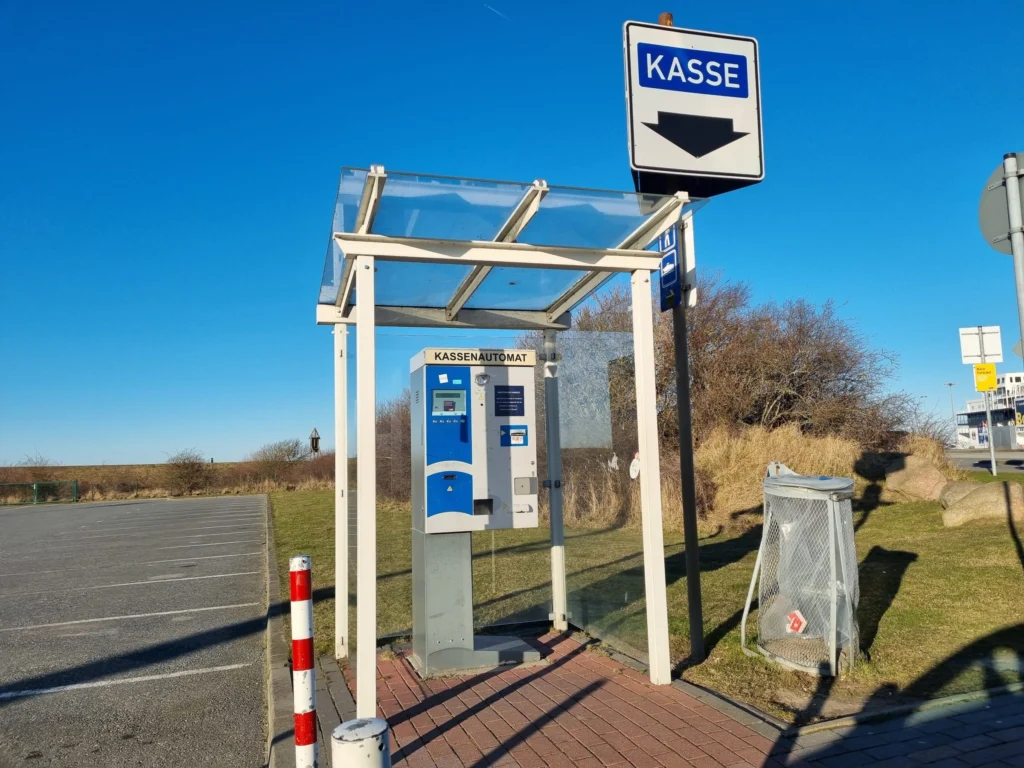 Ticketautomaat en kassabord bij de veerhaven van Puttgarden