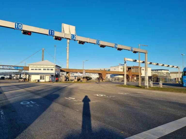 Strooknummers en verkeerslichten boven de wachtstroken in Puttgarden