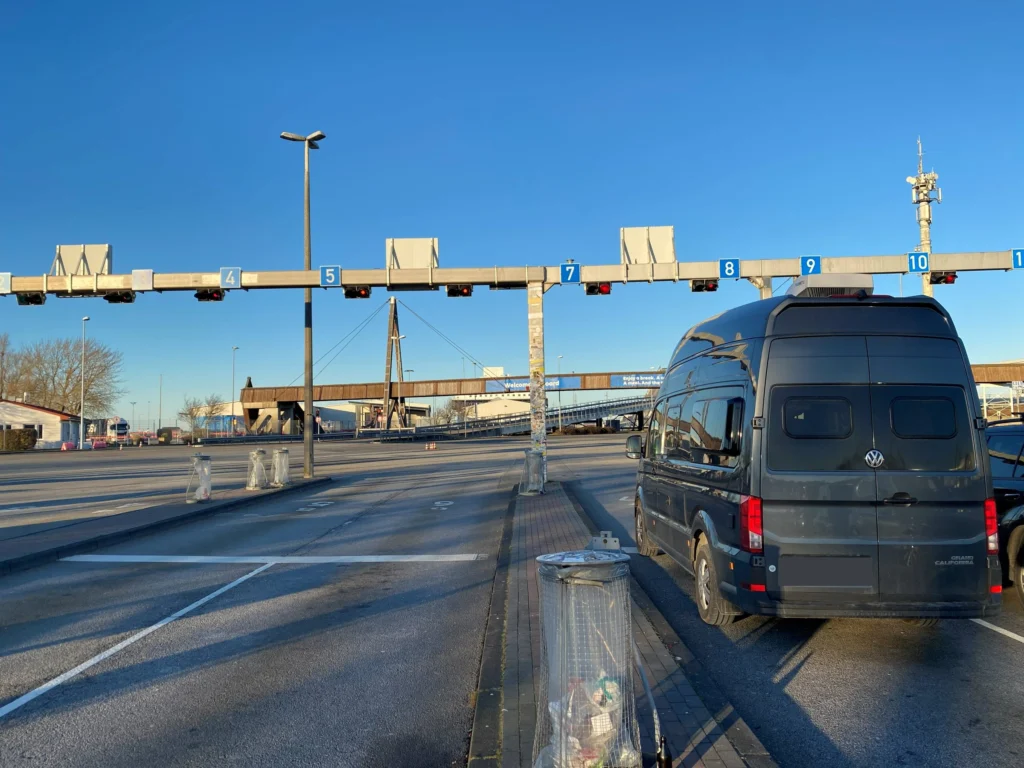 Een camper wacht in de stroken bij de veerhaven van Puttgarden