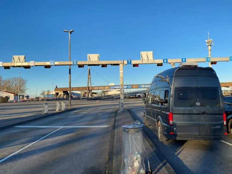 Een camper wacht in de stroken bij de veerhaven van Puttgarden