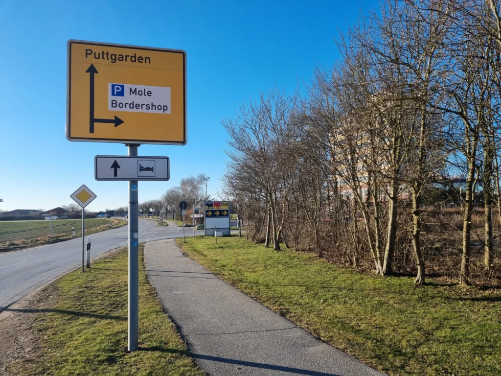 Wegwijzer in Puttgarden naar haven, pier en BorderShop