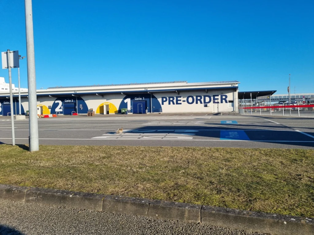 Het Pre-Order-gebouw in Puttgarden, daarachter een Scandlines-ferry