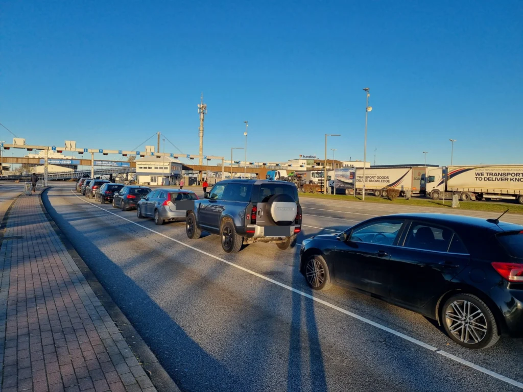 Auto's in de genummerde wachtstroken in Puttgarden voor het oprijden