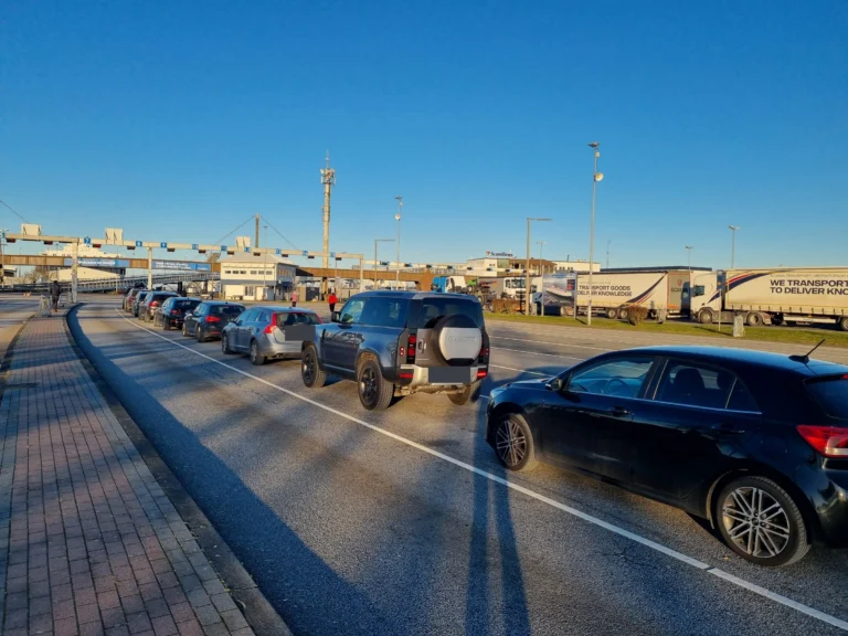Auto's in de genummerde wachtstroken in Puttgarden voor het oprijden