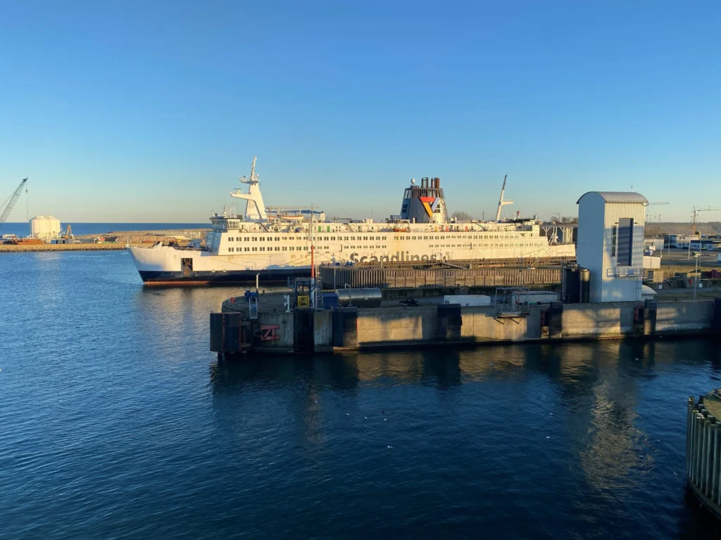 Een Scandlines-ferry aan de kade in Puttgarden, gezien vanaf het dek