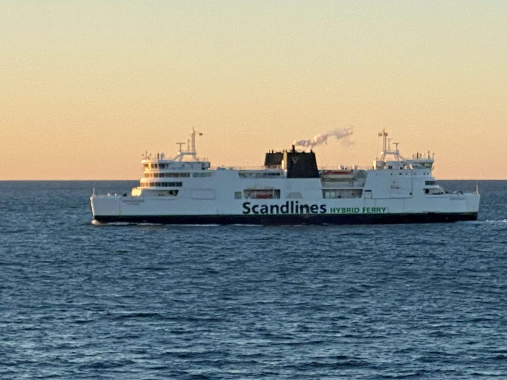 Het zusterschip vaart in het avondlicht vlak langs ons