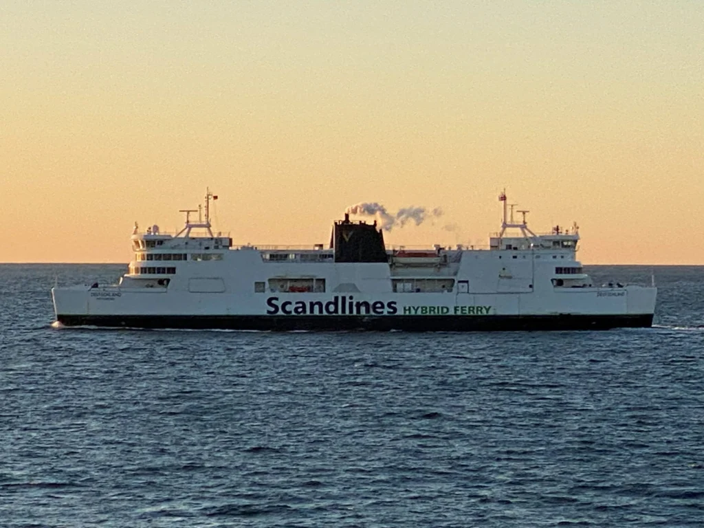 Een hybride Scandlines-ferry passeert ons op de Fehmarnbelt bij zonsondergang