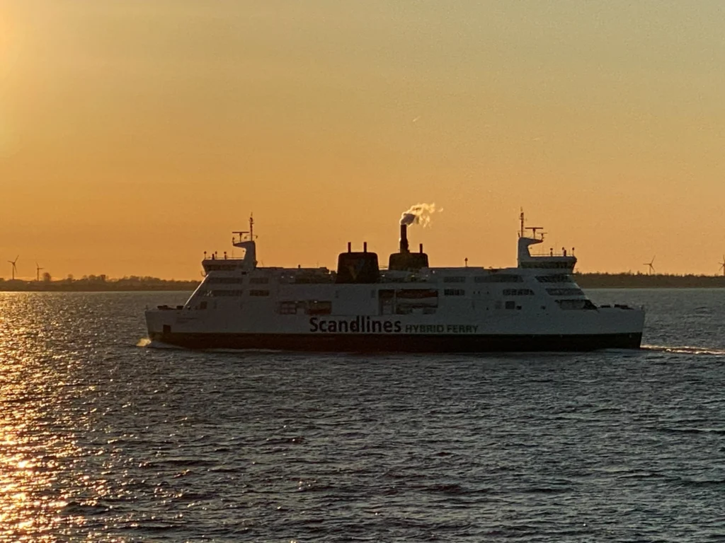 Silhouet van een hybride Scandlines-ferry tegen de zonsondergang