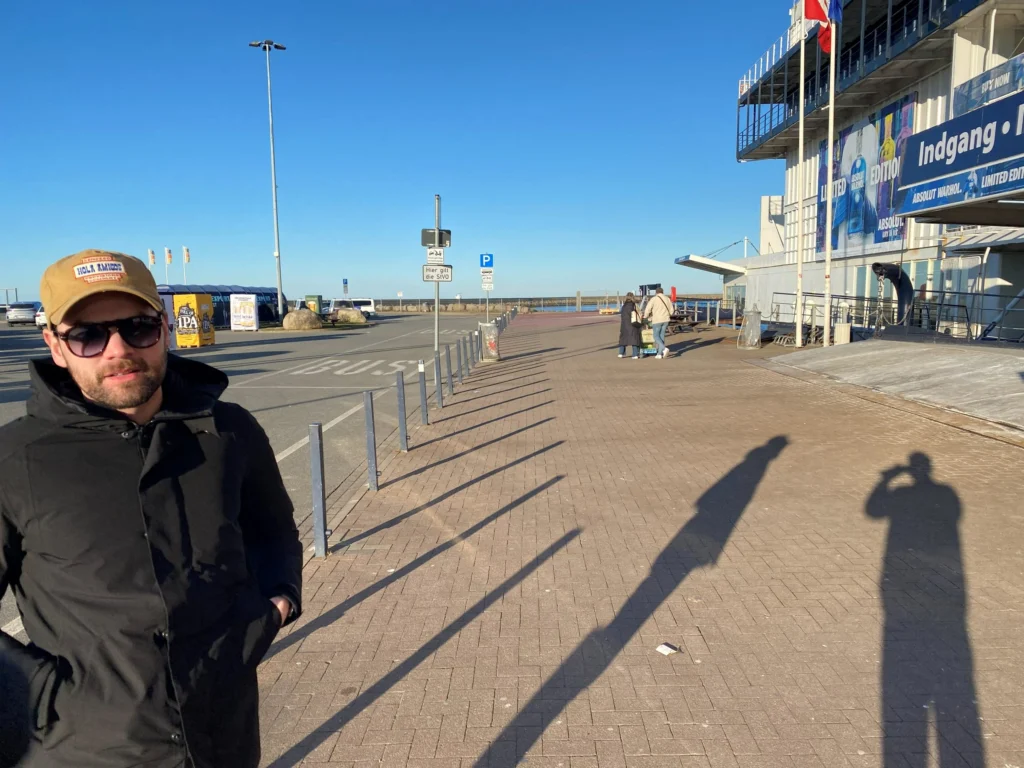 Een van ons bij de ingang van de BorderShop in Puttgarden